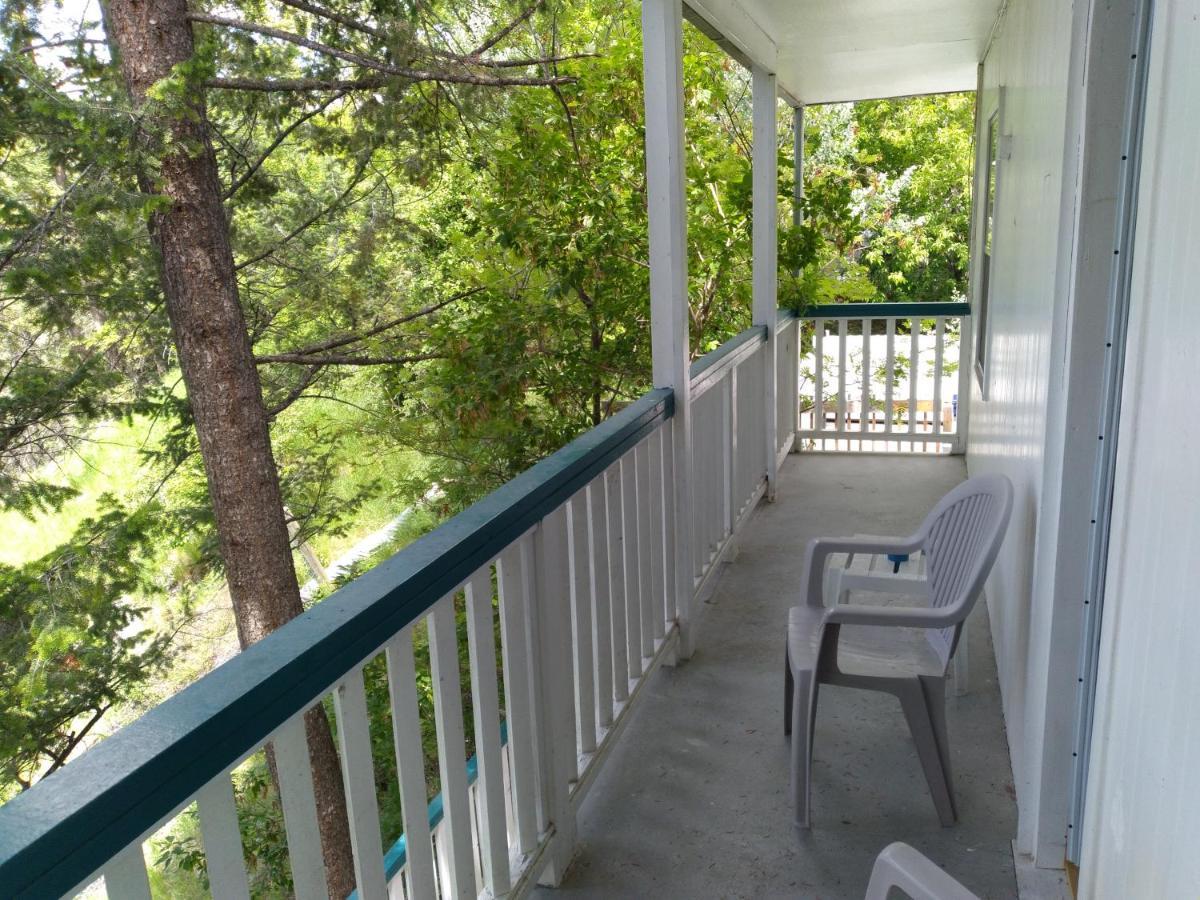Appletree Inn Radium Hot Springs Exterior foto