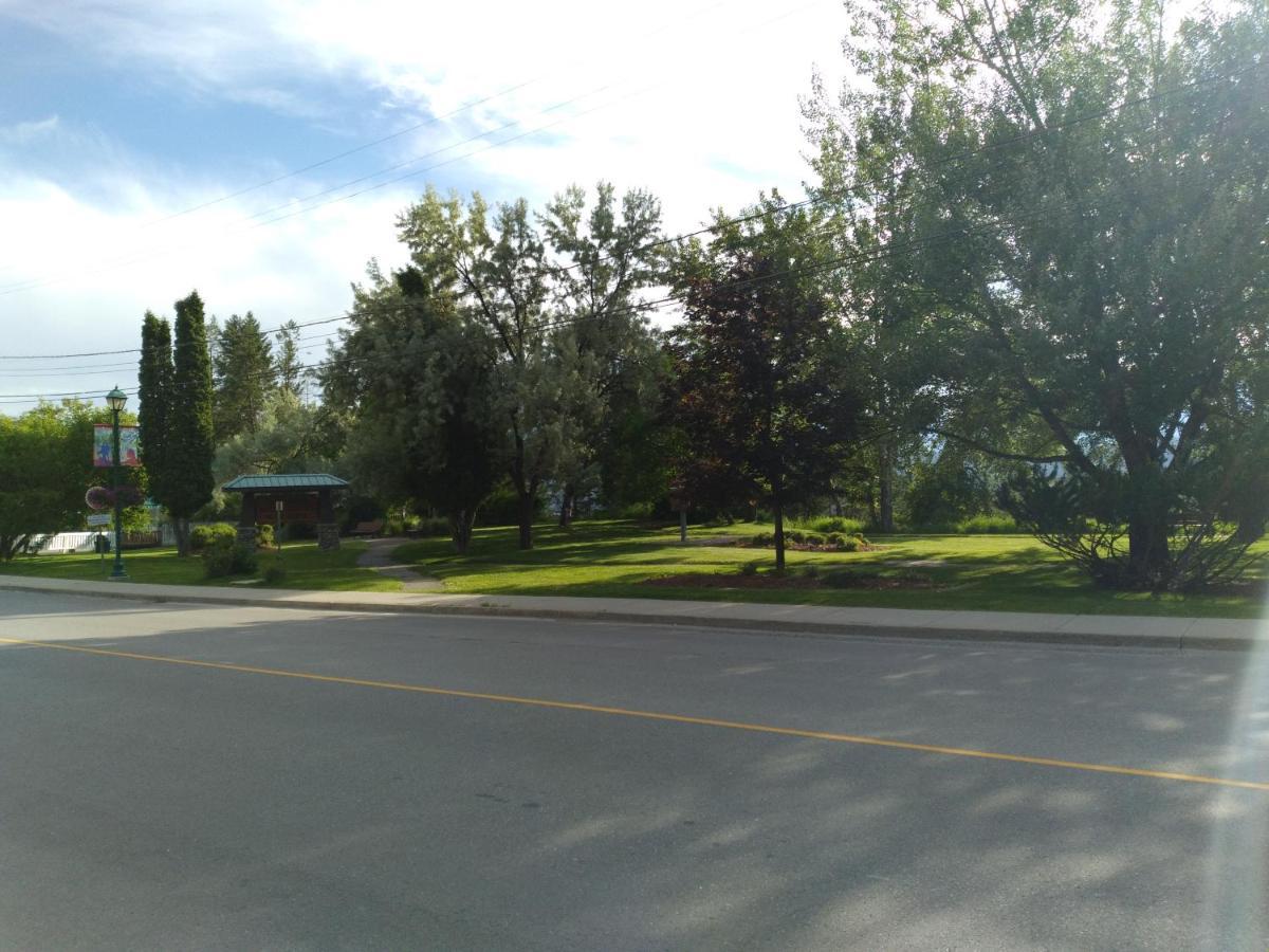 Appletree Inn Radium Hot Springs Exterior foto