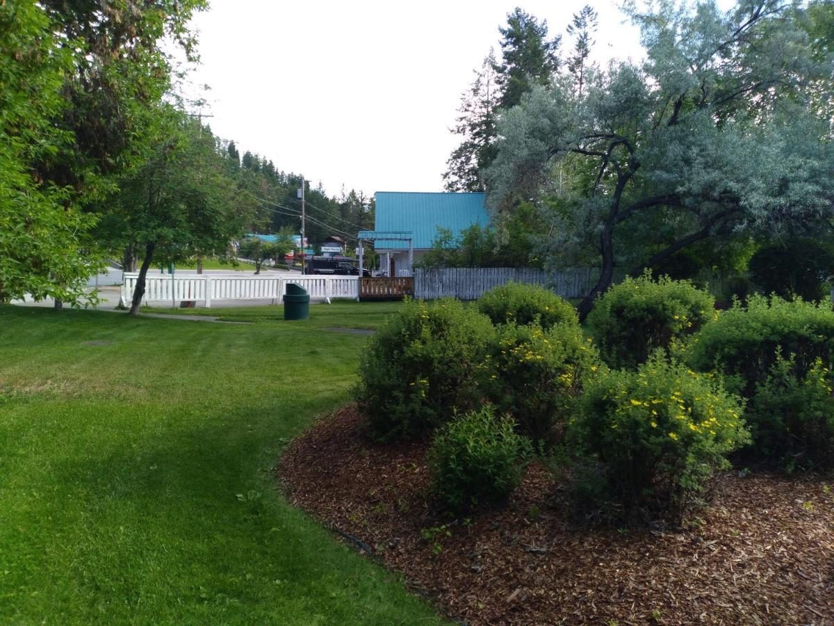 Appletree Inn Radium Hot Springs Exterior foto