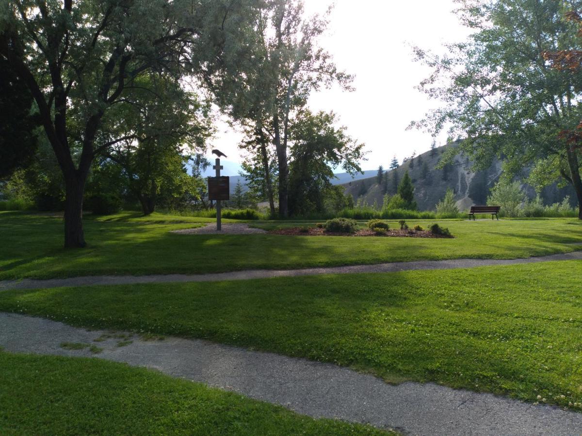 Appletree Inn Radium Hot Springs Exterior foto